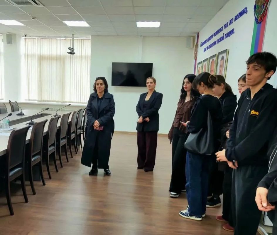 Одиннадцатиклассники школы-интерната № 2 города Каспийска познакомились с работой «Системы-112» Одиннадцатиклассники школы-интерната № 2 города Каспийска познакомились с работой «Системы-112»