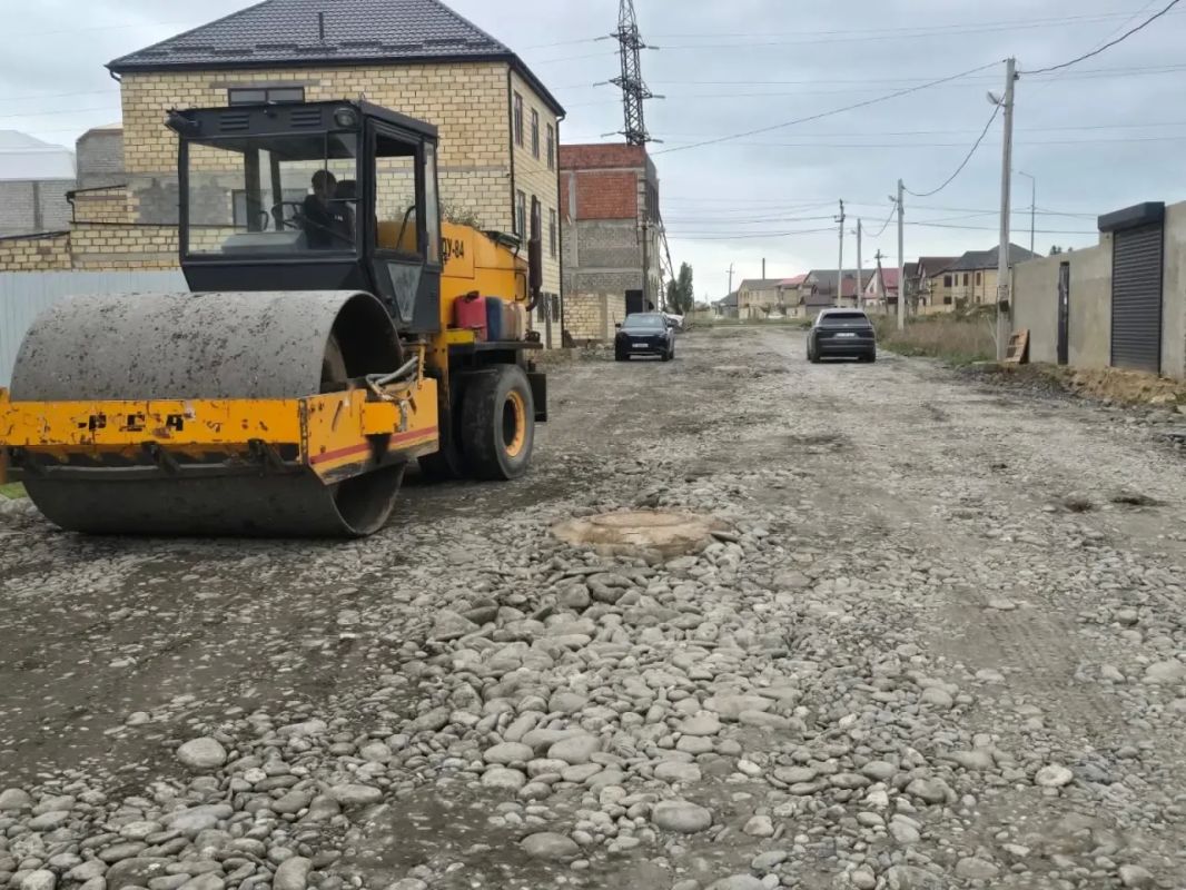 На улице Волжской продолжается подготовка основания дороги к укладке асфальта