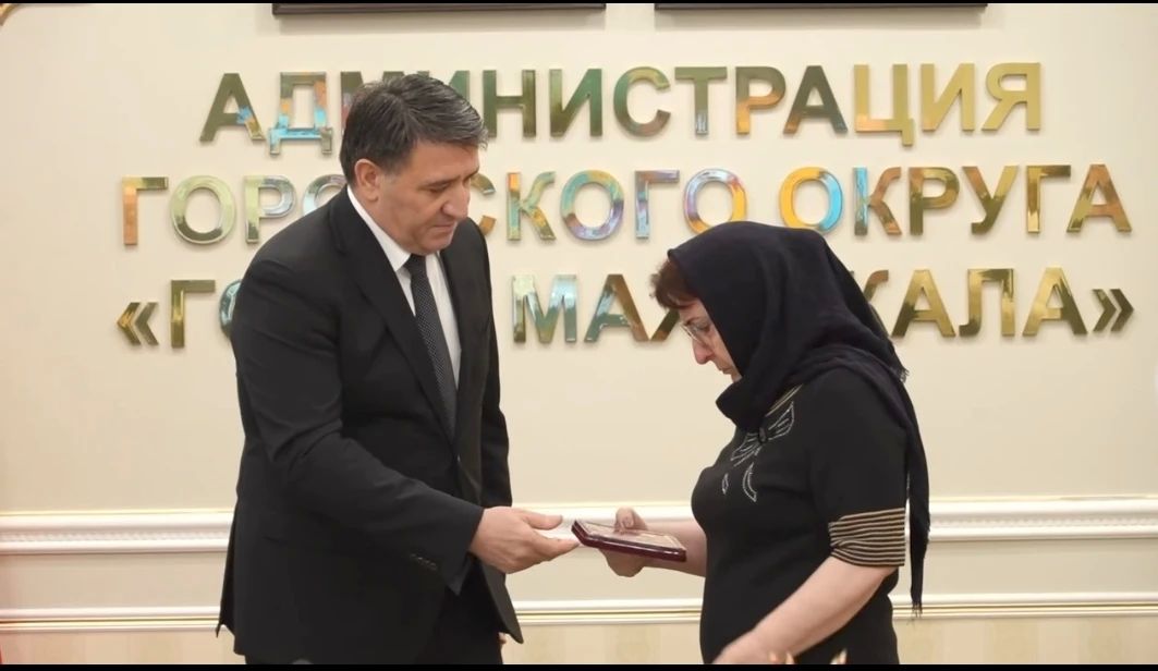 Глава Махачкалы Джамбулат Салавов передал семьям погибших участников СВО 20 орденов Мужества, которыми военнослужащие награждены посмертно
