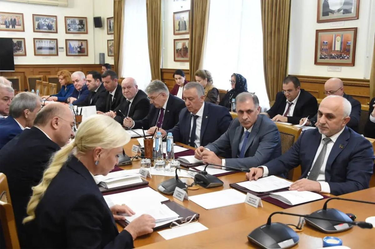 Президиум Народного Собрания Дагестана под председательством спикера парламента Заура Аскендерова утвердил повестку дня третьей сессии Народного Собрания восьмого созыва, которая состоится 29 октября Президиум Народного Собрания Дагестана под председательством спикера парламента Заура Аскендерова утвердил повестку дня третьей сессии Народного Собрания восьмого созыва, которая состоится 29 октября