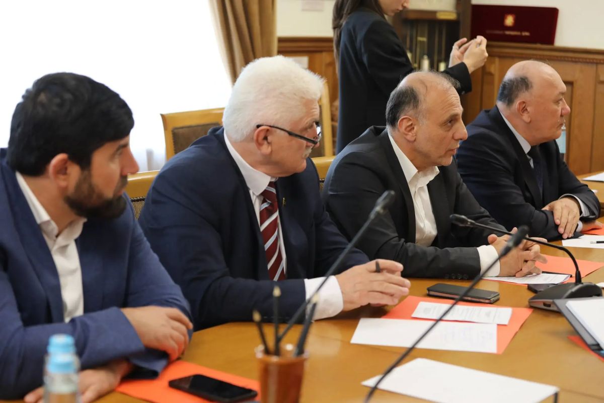 Магомед Рамазанов встретился с представителями фракции КПРФ в Народном Собрании Дагестана Магомед Рамазанов встретился с представителями фракции КПРФ в Народном Собрании Дагестана