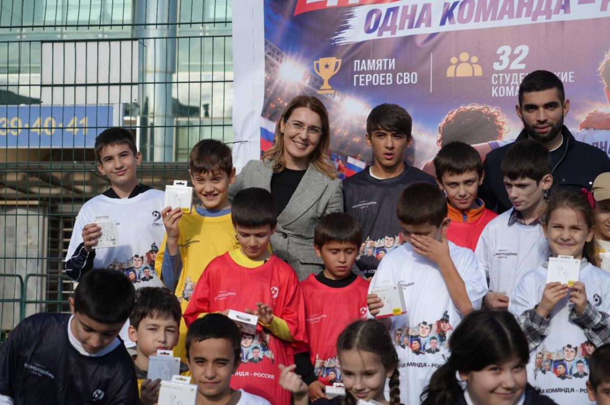 «От имён героев до семейного финала: главные кадры турнира "Одна команда — Россия"» «От имён героев до семейного финала: главные кадры турнира "Одна команда — Россия"»