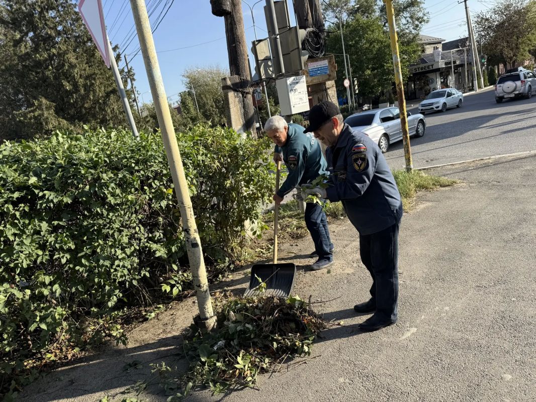 Сотрудники Управления ГО, ЧС и ПБ организовали субботник по уборке и благоустройству прилегающей территории Управления Сотрудники Управления ГО, ЧС и ПБ организовали субботник по уборке и благоустройству прилегающей территории Управления