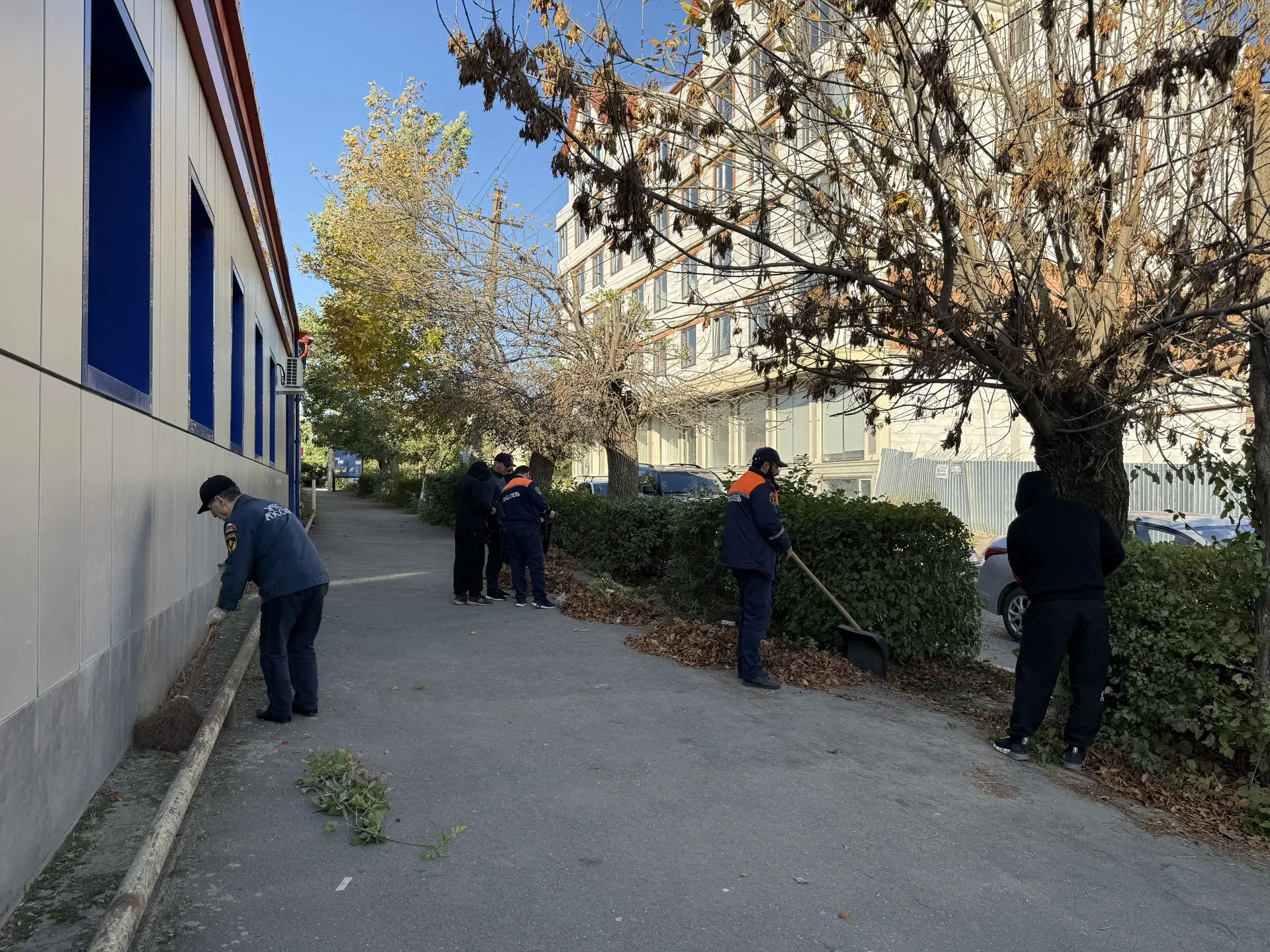 Сотрудники Управления ГО, ЧС и ПБ организовали субботник по уборке и благоустройству прилегающей территории Управления