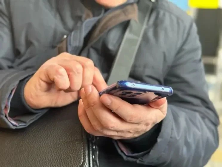 Мошенники стали запугивать людей блокировками счетов и переводов по СБП