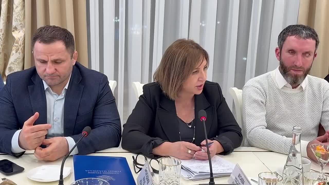 На заседании комиссии выступила начальник Управления социальной политики г. Махачкалы Умасалимат Мусаева