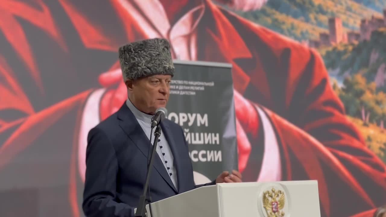 Председатель Международного общественного движения «Высший Совет Осетин» Азамат Хадиков обратился с приветствием к участникам Форума старейшин Юга России «Мудрость поколений в единстве России»