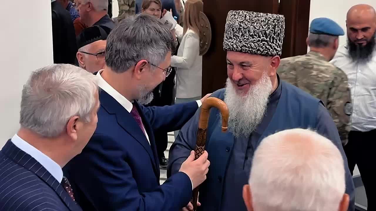 Заместитель представителя Главы Чеченской Республики в СКФО Ханпаша Абреков вручил Магомеду Рамазанову посох и поздравил с назначением на пост премьер-министра Дагестана