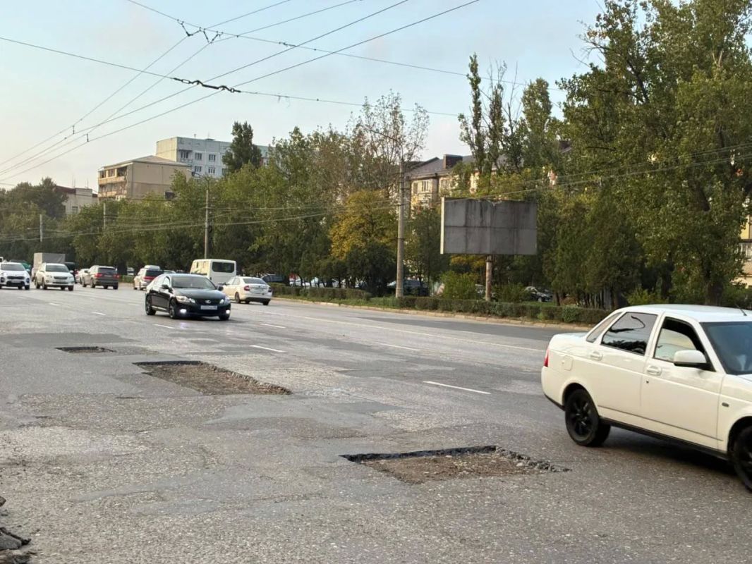 В Махачкале продолжаются активные работы по ямочному ремонту: специалисты ЦОДД продолжили восстановление дорожного полотна на проспекте Имама Шамиля В Махачкале продолжаются активные работы по ямочному ремонту: специалисты ЦОДД продолжили восстановление дорожного полотна на проспекте Имама Шамиля