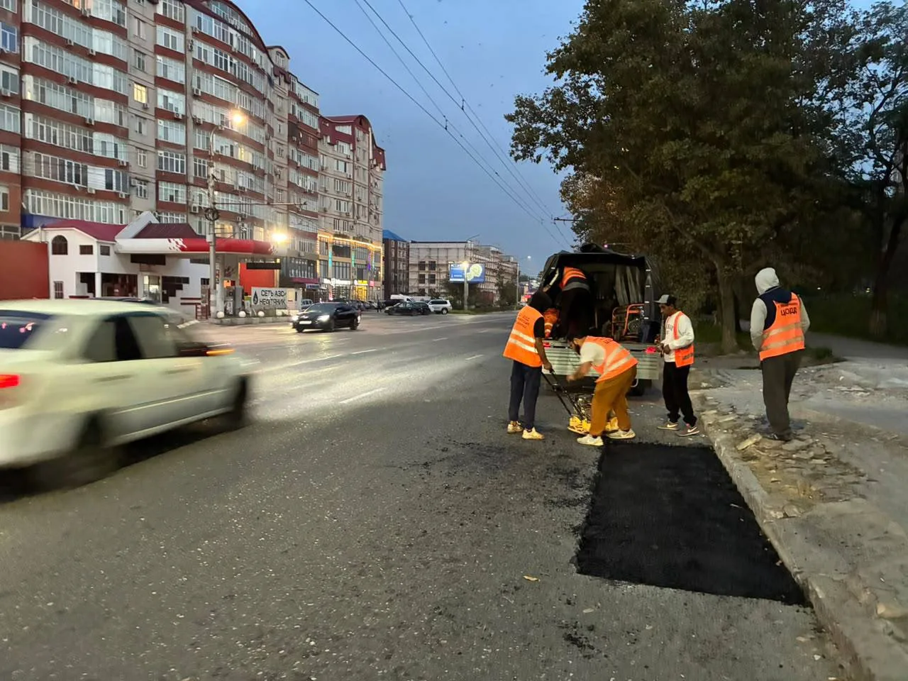 В Махачкале продолжаются активные работы по ямочному ремонту: специалисты ЦОДД продолжили восстановление дорожного полотна на проспекте Имама Шамиля