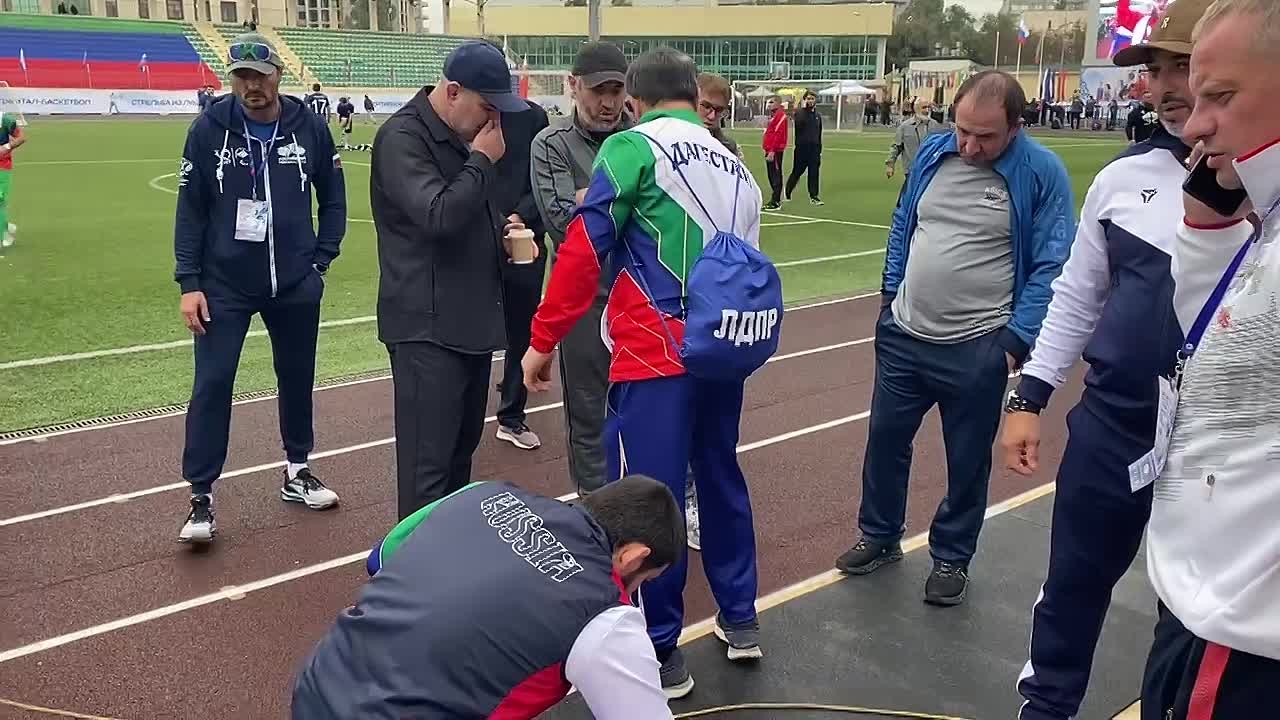 Площадка для перетягивания каната готовится принять команды